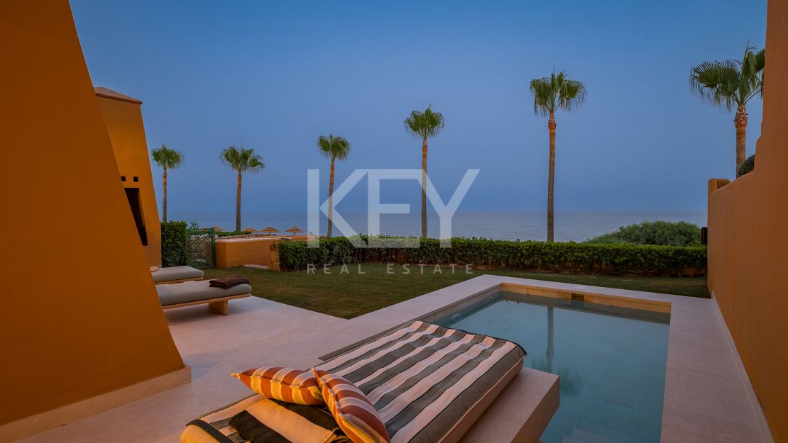 Beachfront apartment with private pool and sea views in Los Granados del Mar