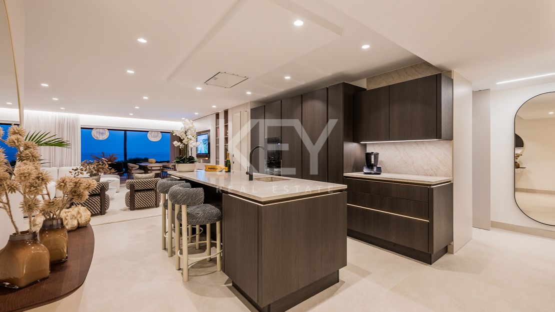 Beachfront apartment with private pool and sea views in Los Granados del Mar