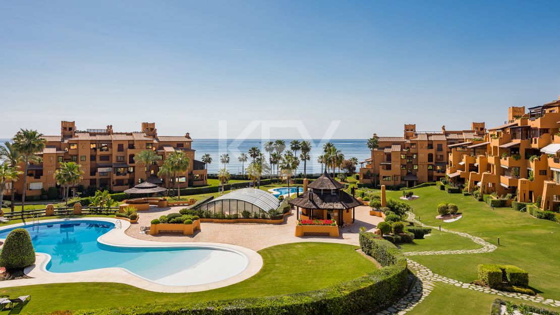 Beachfront apartment with private pool and sea views in Los Granados del Mar