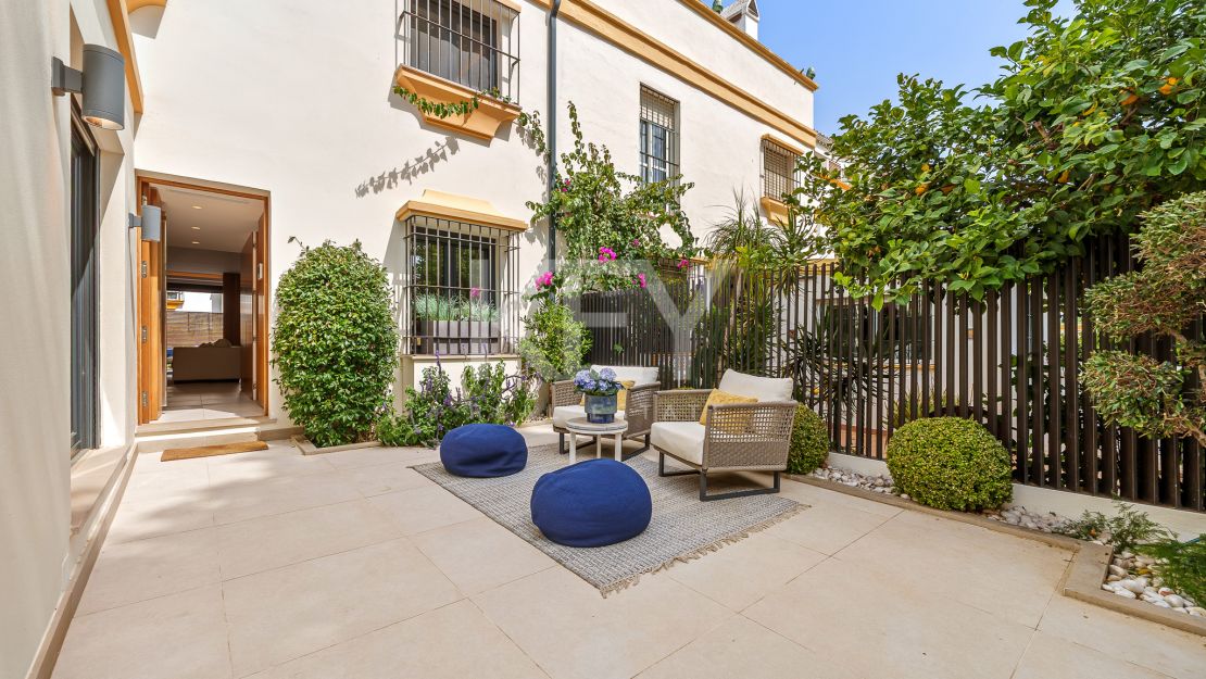Элегантный таунхаус с средиземноморским шармом в Марбелламар, Золотая Миля Марбельи