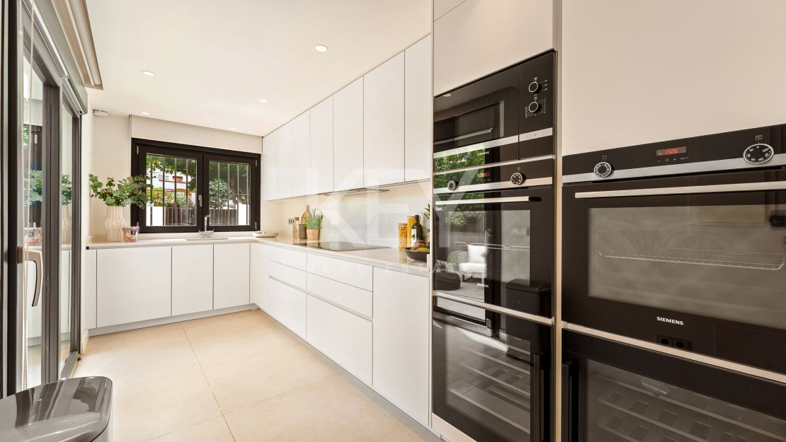 Элегантный таунхаус с средиземноморским шармом в Марбелламар, Золотая Миля Марбельи