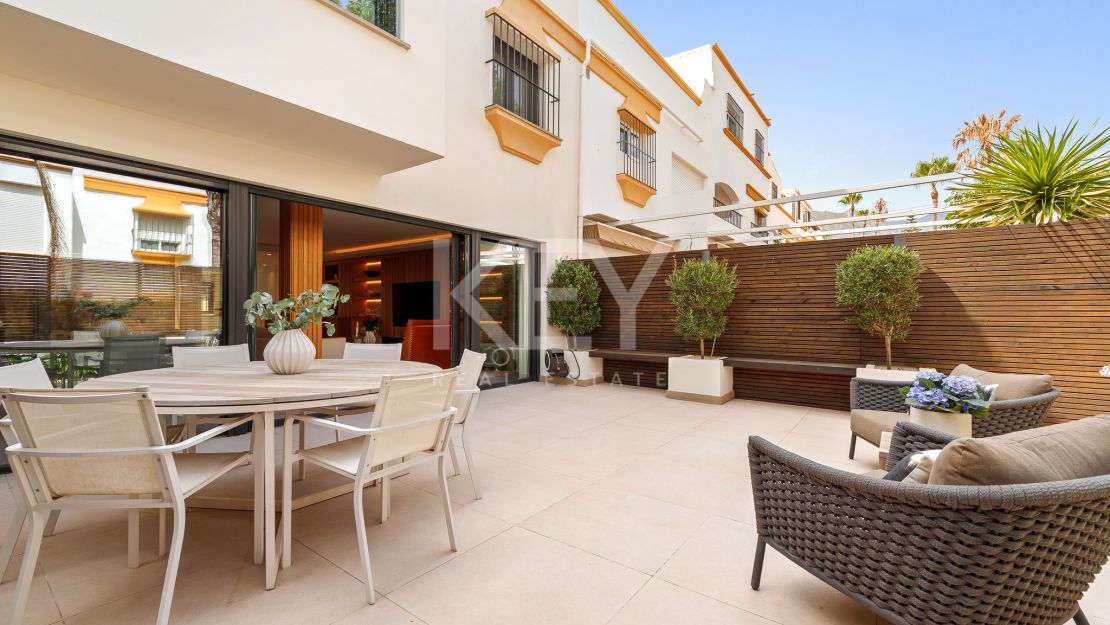 Элегантный таунхаус с средиземноморским шармом в Марбелламар, Золотая Миля Марбельи