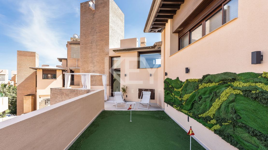 Ático dúplex renovado en primera línea de playa con piscina climatizada y vistas al mar en Bahía de la Plata, Estepona Este