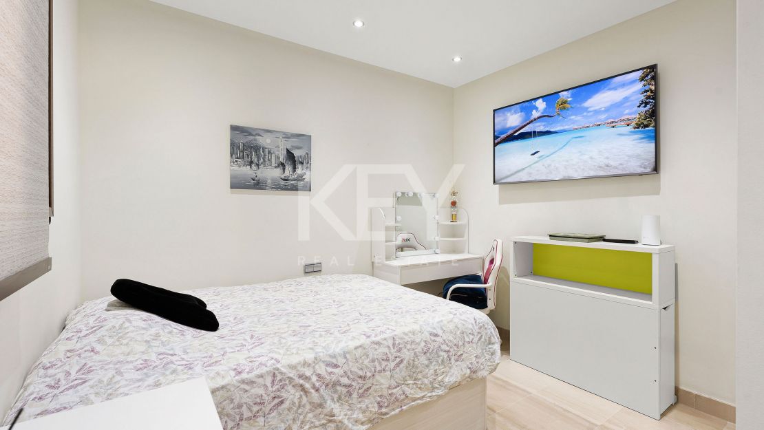 Ático dúplex renovado en primera línea de playa con piscina climatizada y vistas al mar en Bahía de la Plata, Estepona Este