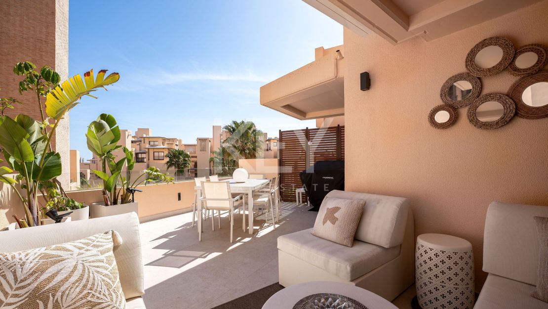 Ático dúplex renovado en primera línea de playa con piscina climatizada y vistas al mar en Bahía de la Plata, Estepona Este