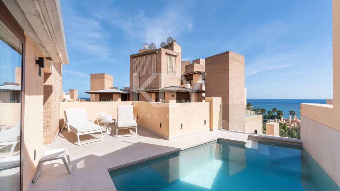 Ático dúplex renovado en primera línea de playa con piscina climatizada y vistas al mar en Bahía de la Plata, Estepona Este