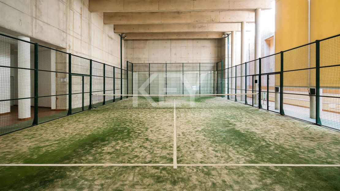 Ático dúplex renovado en primera línea de playa con piscina climatizada y vistas al mar en Bahía de la Plata, Estepona Este