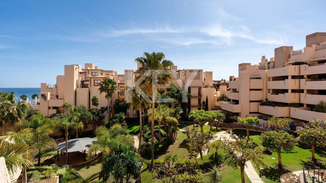 Ático dúplex renovado en primera línea de playa con piscina climatizada y vistas al mar en Bahía de la Plata, Estepona Este