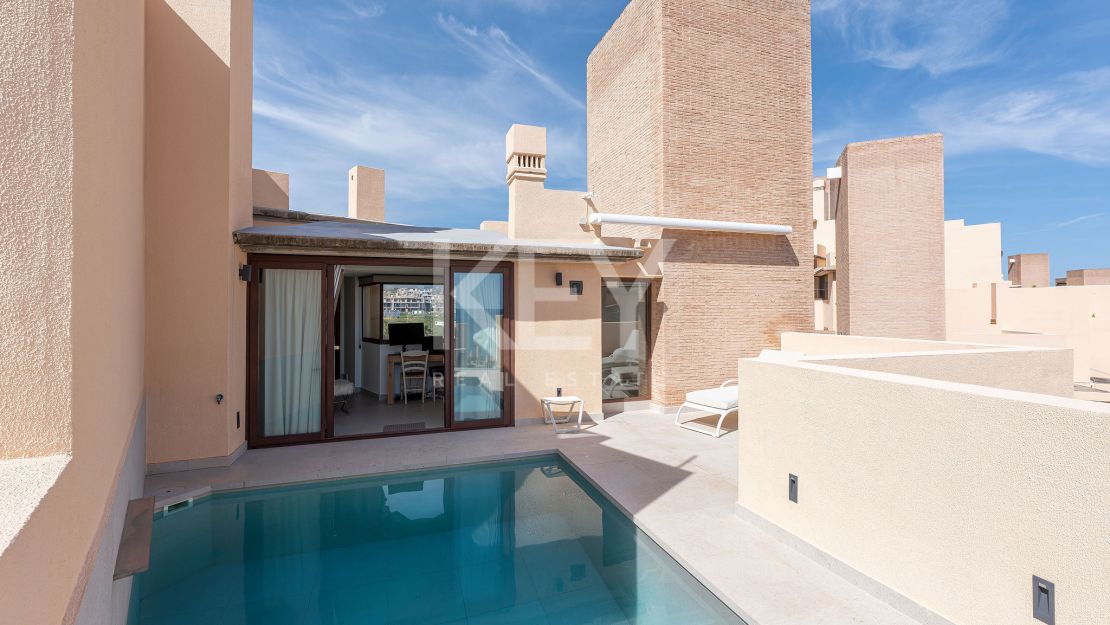 Ático dúplex renovado en primera línea de playa con piscina climatizada y vistas al mar en Bahía de la Plata, Estepona Este