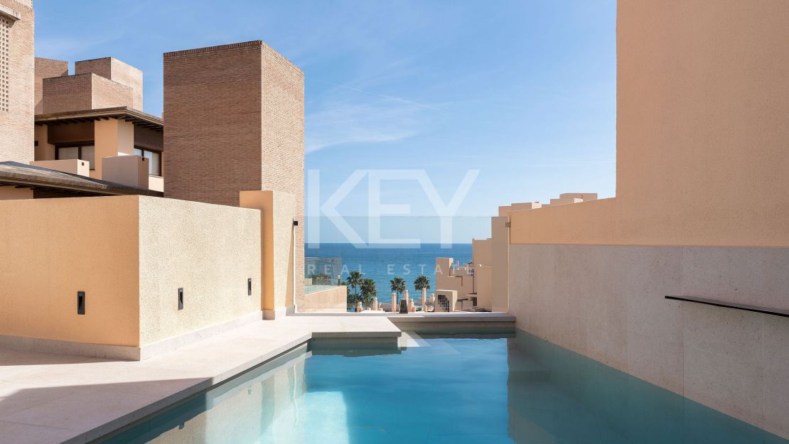 Ático dúplex renovado en primera línea de playa con piscina climatizada y vistas al mar en Bahía de la Plata, Estepona Este