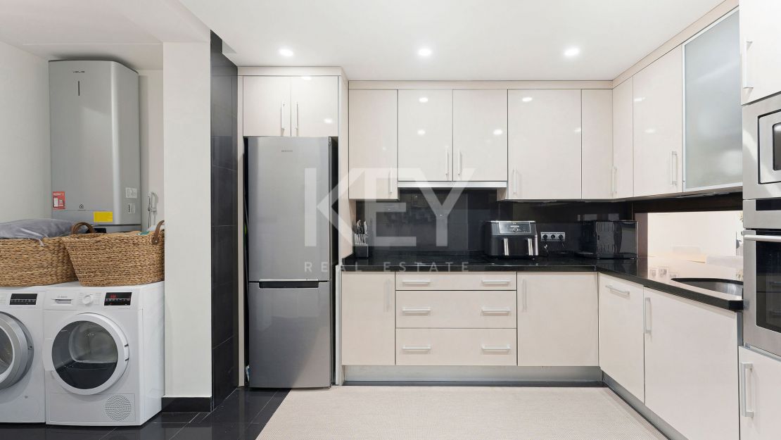 Ático dúplex renovado en primera línea de playa con piscina climatizada y vistas al mar en Bahía de la Plata, Estepona Este