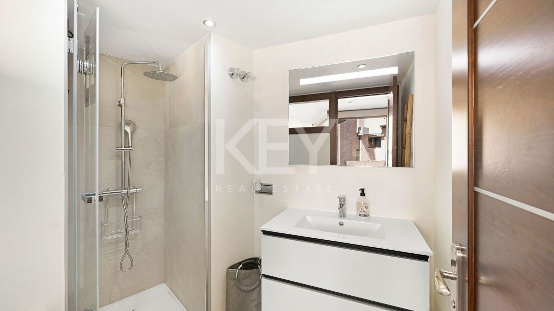 Ático dúplex renovado en primera línea de playa con piscina climatizada y vistas al mar en Bahía de la Plata, Estepona Este