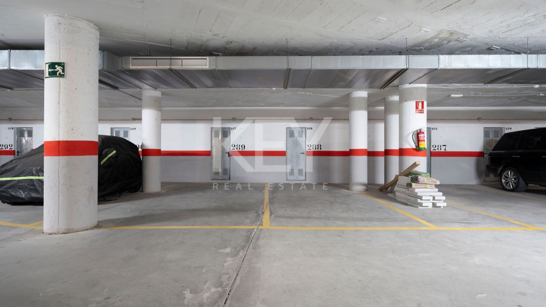 Ático dúplex renovado en primera línea de playa con piscina climatizada y vistas al mar en Bahía de la Plata, Estepona Este