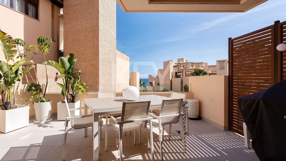 Ático dúplex renovado en primera línea de playa con piscina climatizada y vistas al mar en Bahía de la Plata, Estepona Este