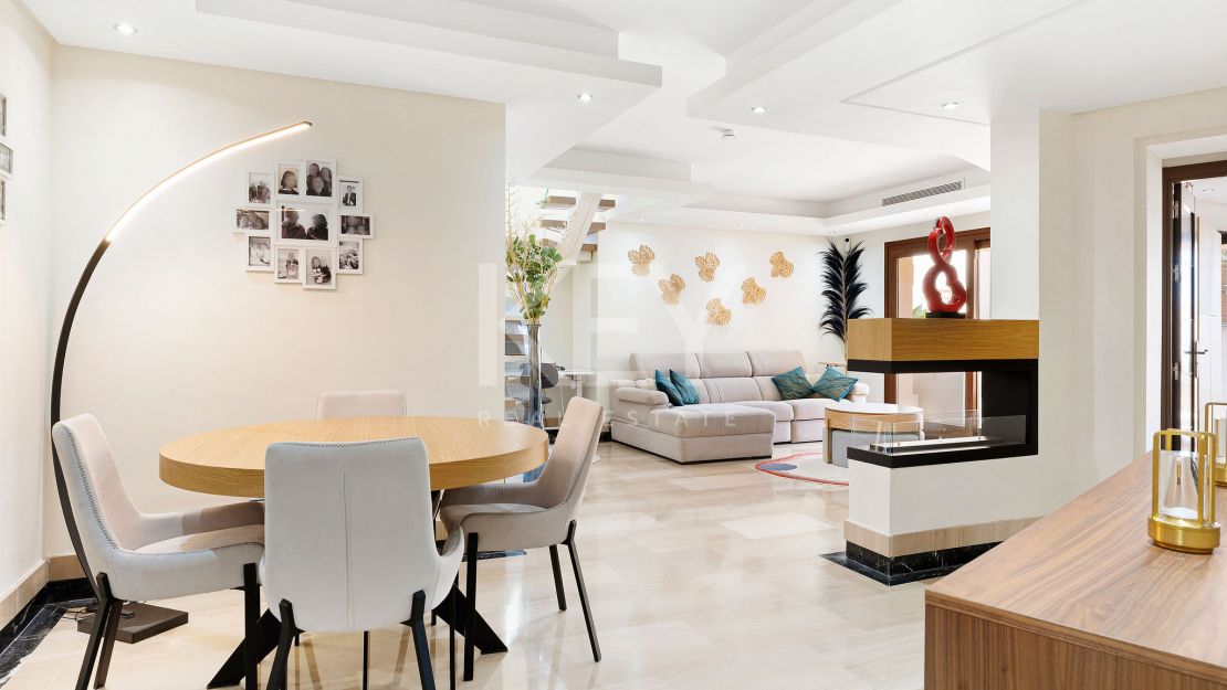 Ático dúplex renovado en primera línea de playa con piscina climatizada y vistas al mar en Bahía de la Plata, Estepona Este