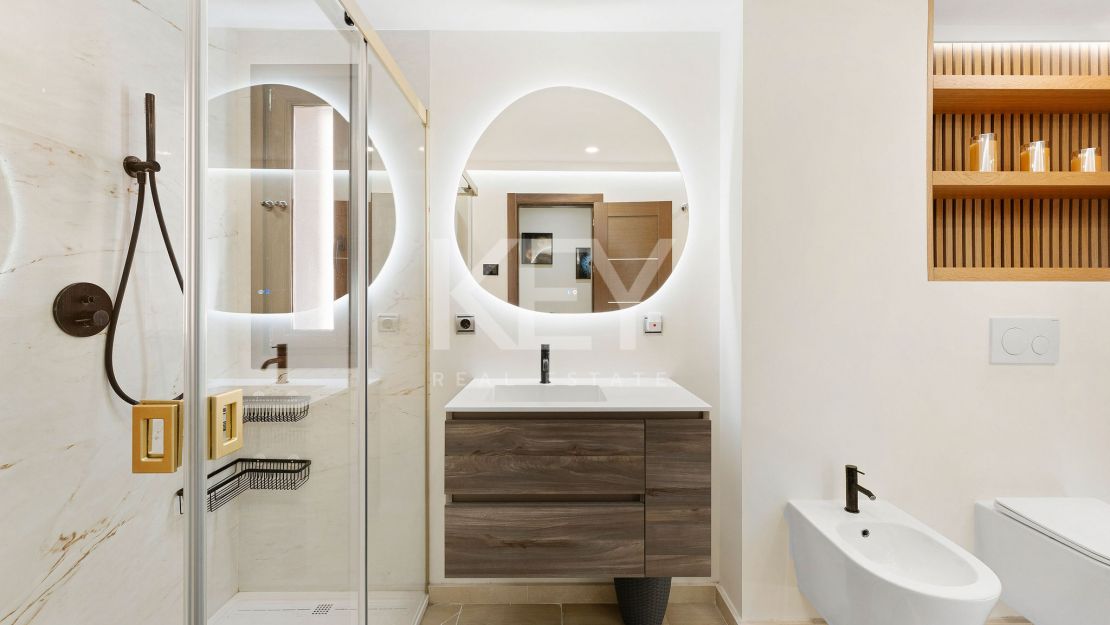 Ático dúplex renovado en primera línea de playa con piscina climatizada y vistas al mar en Bahía de la Plata, Estepona Este