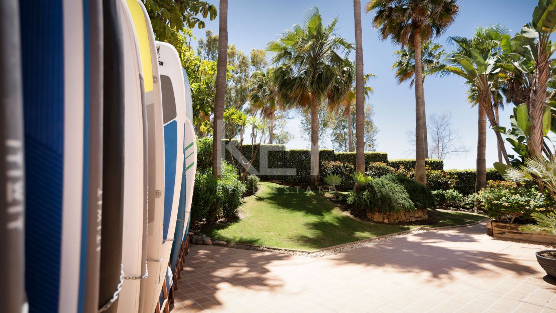 Ático dúplex renovado en primera línea de playa con piscina climatizada y vistas al mar en Bahía de la Plata, Estepona Este