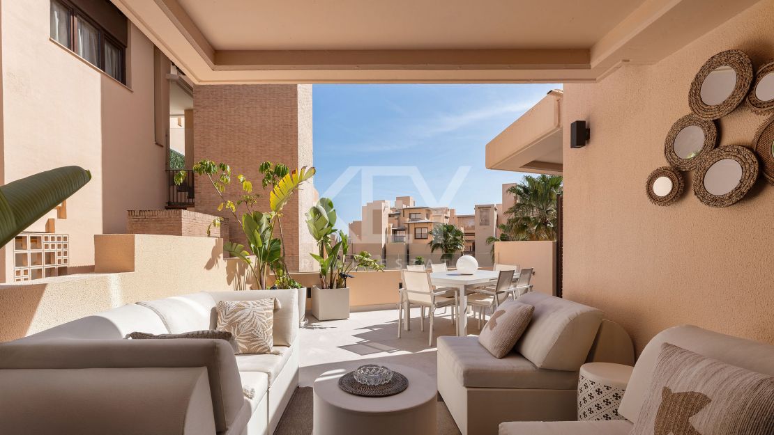 Ático dúplex renovado en primera línea de playa con piscina climatizada y vistas al mar en Bahía de la Plata, Estepona Este