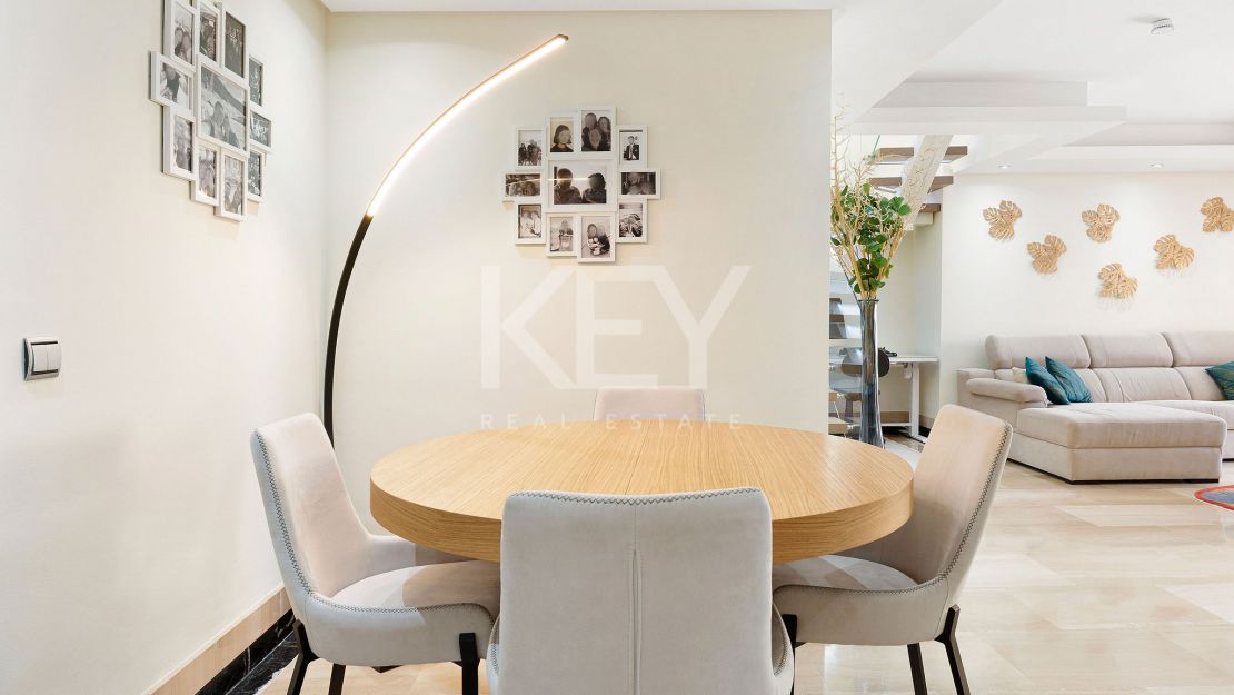 Ático dúplex renovado en primera línea de playa con piscina climatizada y vistas al mar en Bahía de la Plata, Estepona Este