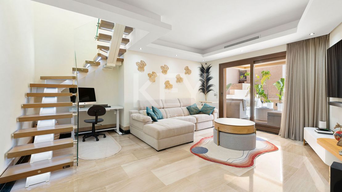 Ático dúplex renovado en primera línea de playa con piscina climatizada y vistas al mar en Bahía de la Plata, Estepona Este