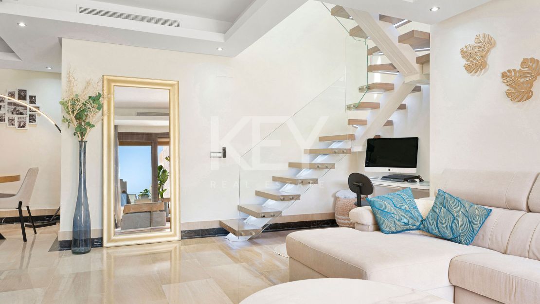 Ático dúplex renovado en primera línea de playa con piscina climatizada y vistas al mar en Bahía de la Plata, Estepona Este