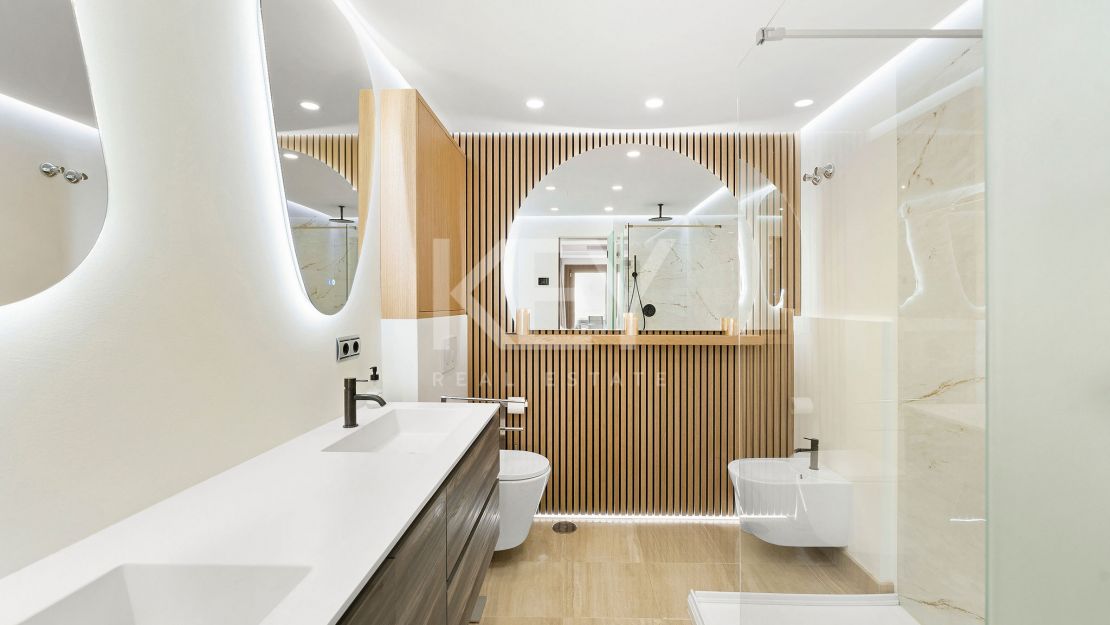 Ático dúplex renovado en primera línea de playa con piscina climatizada y vistas al mar en Bahía de la Plata, Estepona Este