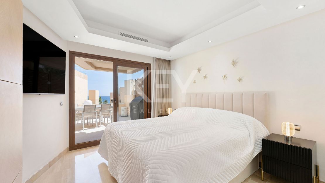 Ático dúplex renovado en primera línea de playa con piscina climatizada y vistas al mar en Bahía de la Plata, Estepona Este