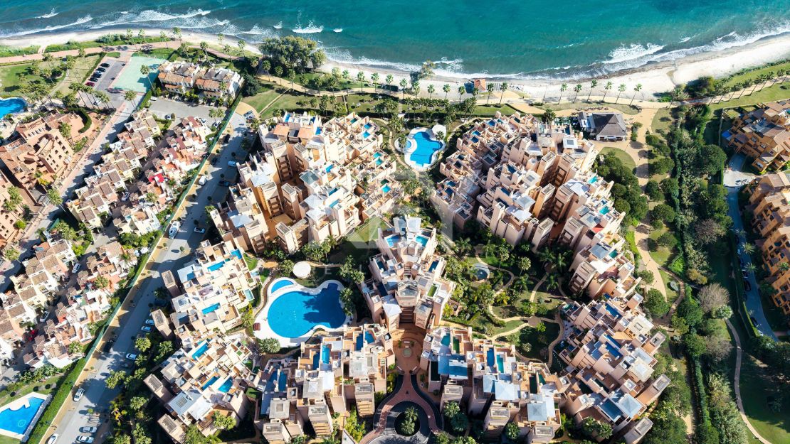 Ático dúplex renovado en primera línea de playa con piscina climatizada y vistas al mar en Bahía de la Plata, Estepona Este