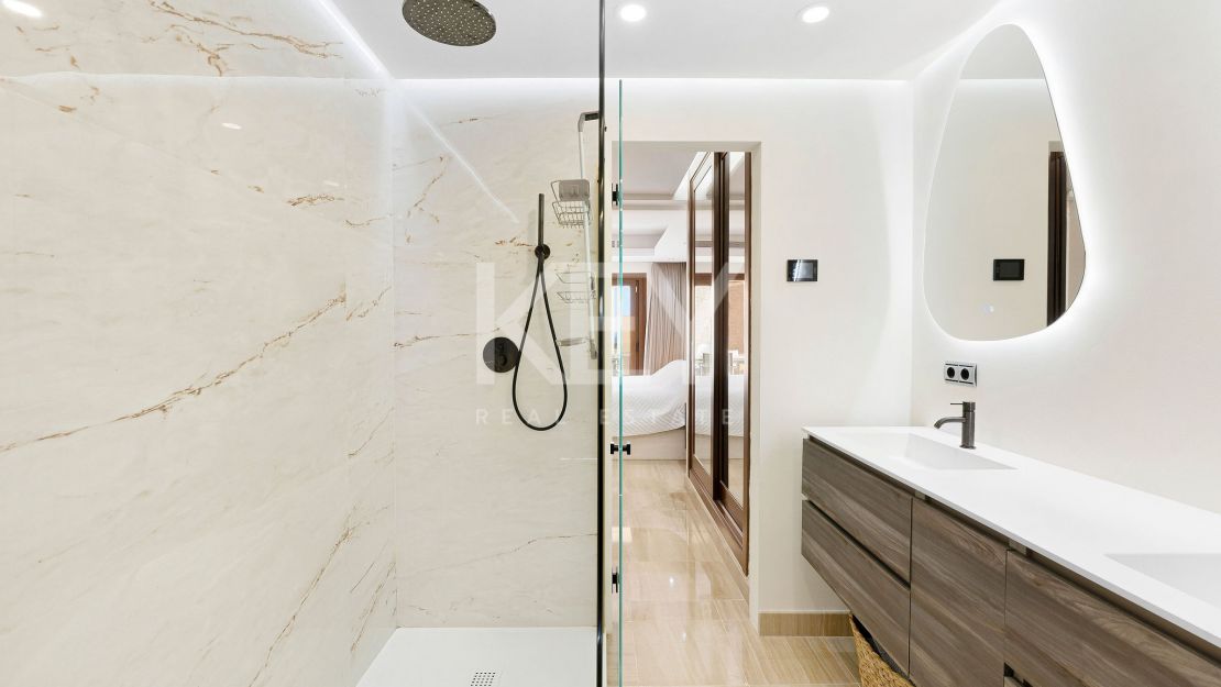 Ático dúplex renovado en primera línea de playa con piscina climatizada y vistas al mar en Bahía de la Plata, Estepona Este