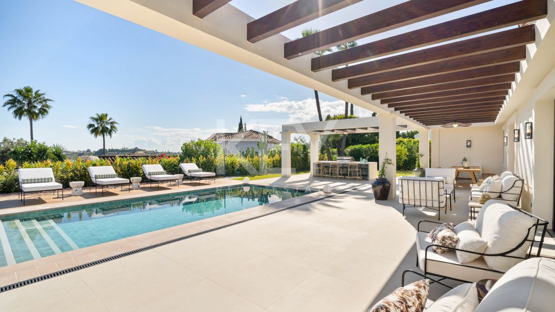 Одноуровневая дизайнерская вилла с видом на море и солярием на крыше в Нуэва Андалусия