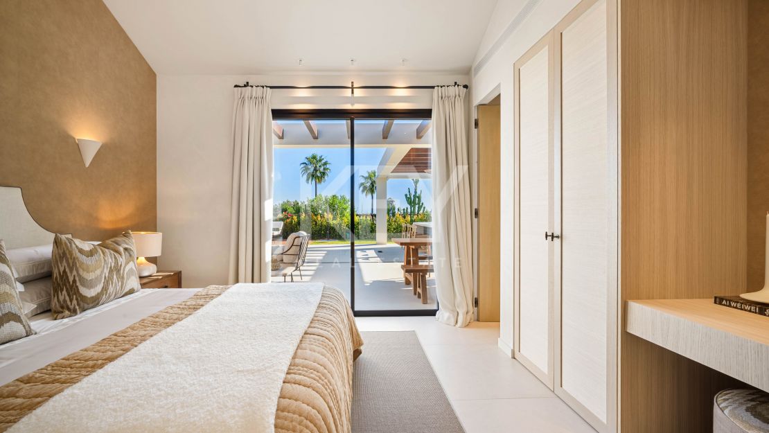 Одноуровневая дизайнерская вилла с видом на море и солярием на крыше в Нуэва Андалусия