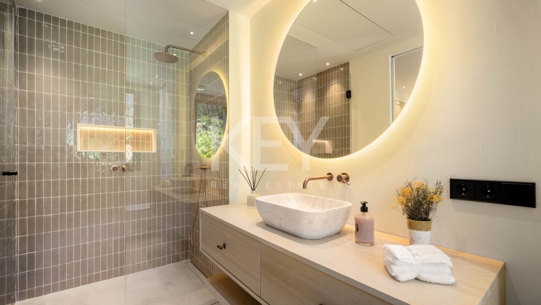 Одноуровневая дизайнерская вилла с видом на море и солярием на крыше в Нуэва Андалусия