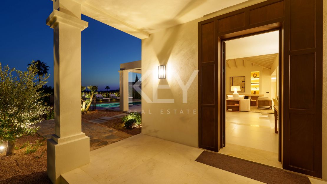 Одноуровневая дизайнерская вилла с видом на море и солярием на крыше в Нуэва Андалусия