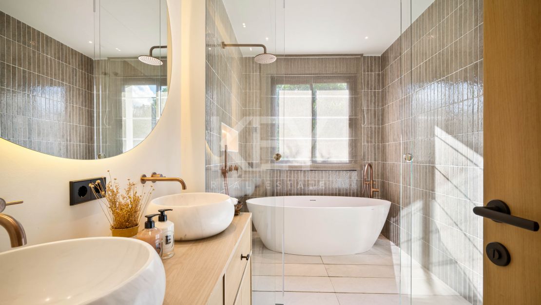 Одноуровневая дизайнерская вилла с видом на море и солярием на крыше в Нуэва Андалусия