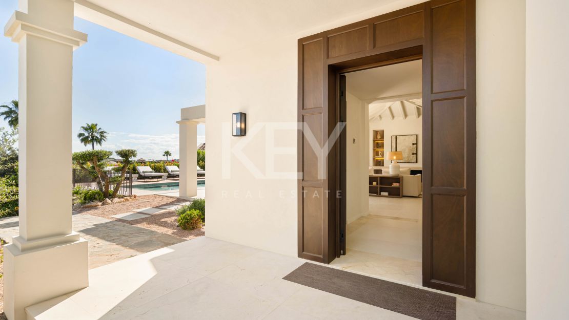 Одноуровневая дизайнерская вилла с видом на море и солярием на крыше в Нуэва Андалусия