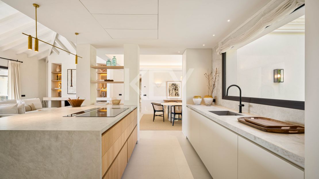 Одноуровневая дизайнерская вилла с видом на море и солярием на крыше в Нуэва Андалусия