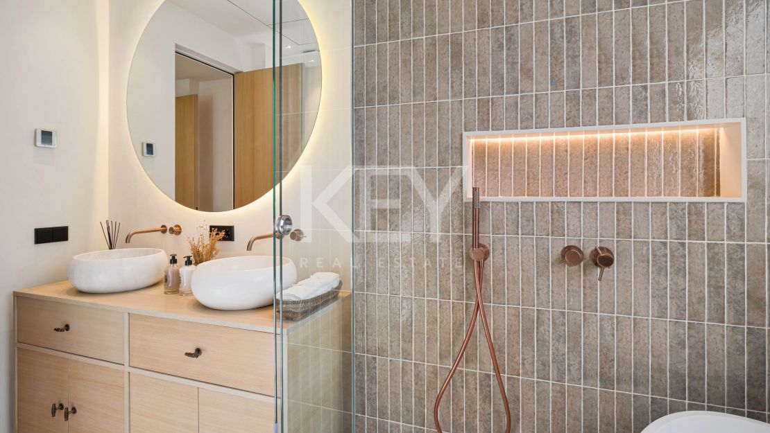 Одноуровневая дизайнерская вилла с видом на море и солярием на крыше в Нуэва Андалусия