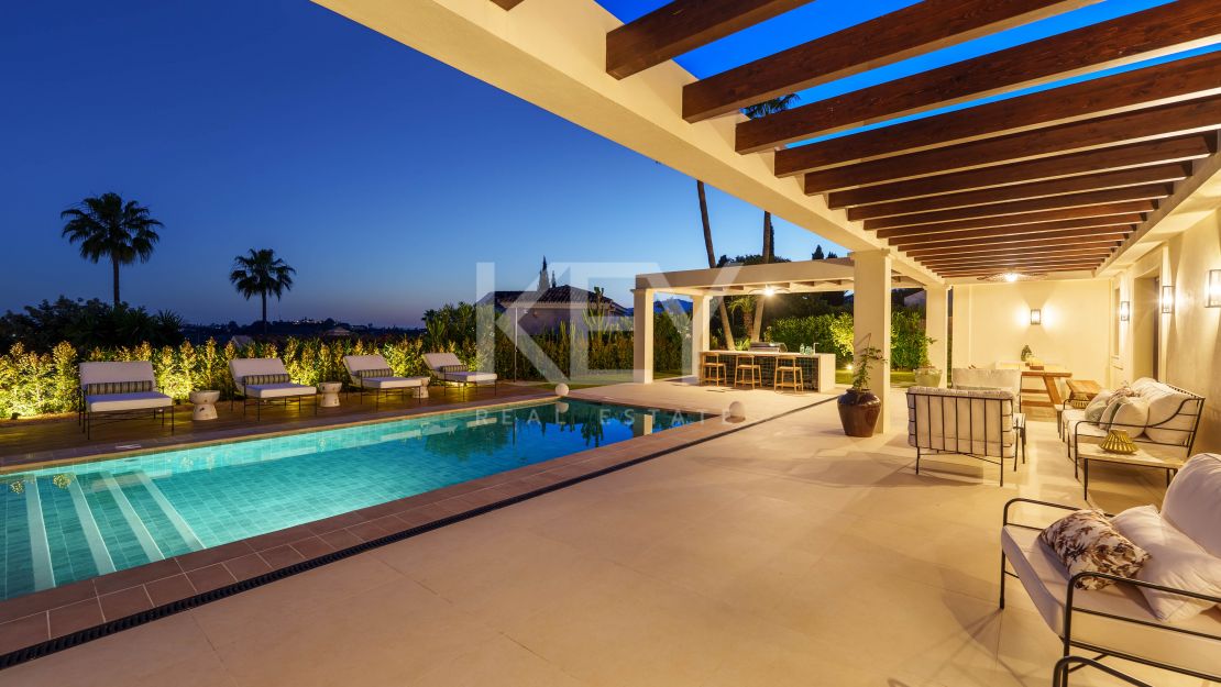 Одноуровневая дизайнерская вилла с видом на море и солярием на крыше в Нуэва Андалусия