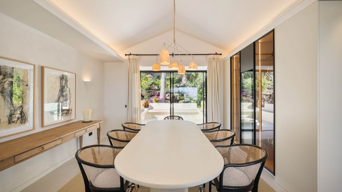 Одноуровневая дизайнерская вилла с видом на море и солярием на крыше в Нуэва Андалусия