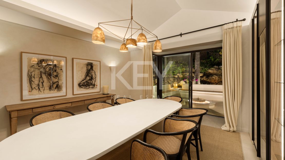 Одноуровневая дизайнерская вилла с видом на море и солярием на крыше в Нуэва Андалусия