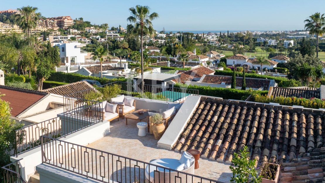 Одноуровневая дизайнерская вилла с видом на море и солярием на крыше в Нуэва Андалусия