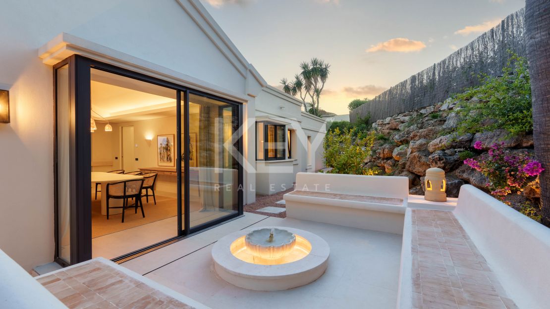 Одноуровневая дизайнерская вилла с видом на море и солярием на крыше в Нуэва Андалусия