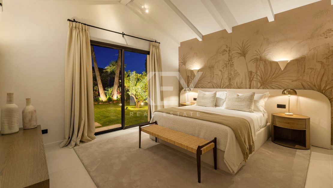 Одноуровневая дизайнерская вилла с видом на море и солярием на крыше в Нуэва Андалусия