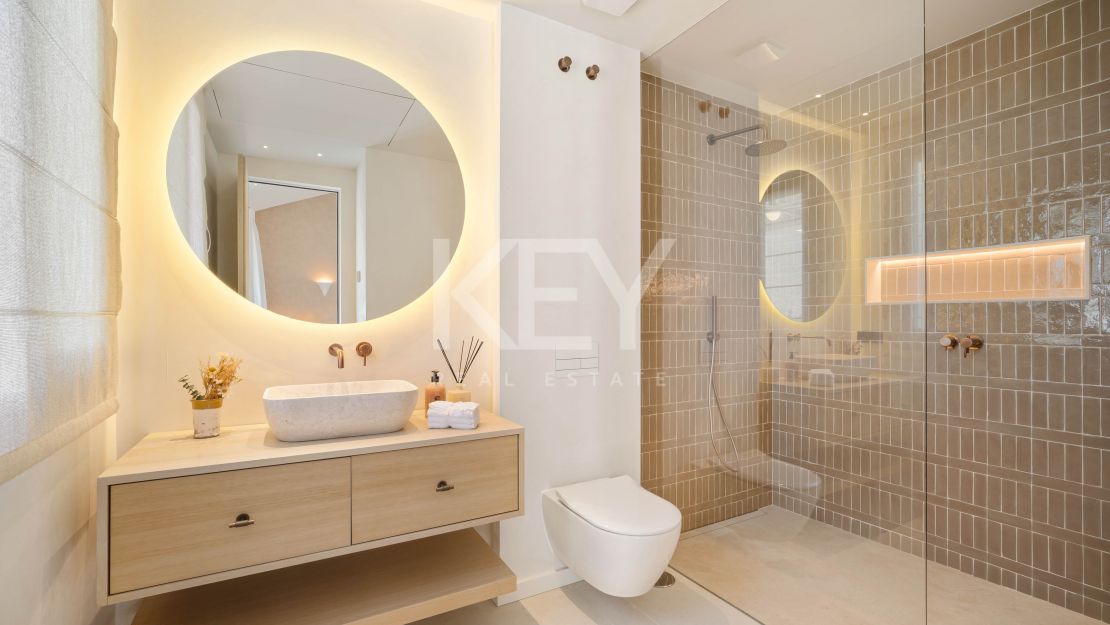 Одноуровневая дизайнерская вилла с видом на море и солярием на крыше в Нуэва Андалусия