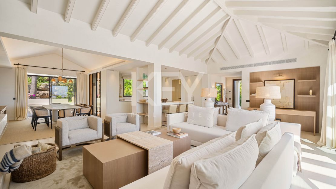 Одноуровневая дизайнерская вилла с видом на море и солярием на крыше в Нуэва Андалусия