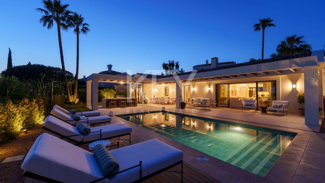 Одноуровневая дизайнерская вилла с видом на море и солярием на крыше в Нуэва Андалусия