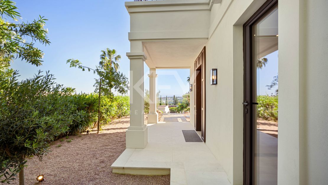 Одноуровневая дизайнерская вилла с видом на море и солярием на крыше в Нуэва Андалусия