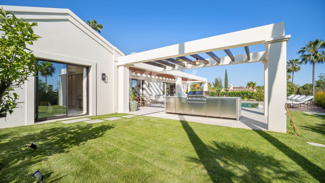 Одноуровневая дизайнерская вилла с видом на море и солярием на крыше в Нуэва Андалусия