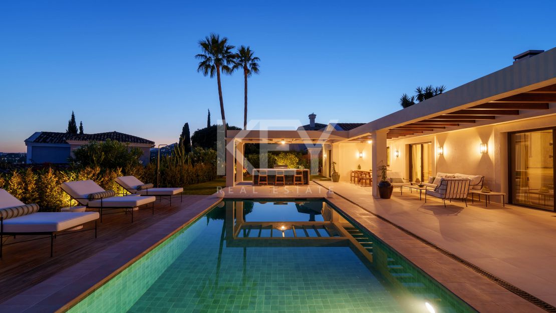 Одноуровневая дизайнерская вилла с видом на море и солярием на крыше в Нуэва Андалусия