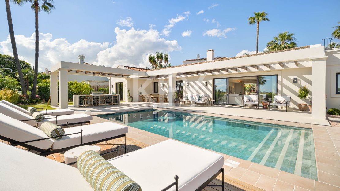 Одноуровневая дизайнерская вилла с видом на море и солярием на крыше в Нуэва Андалусия